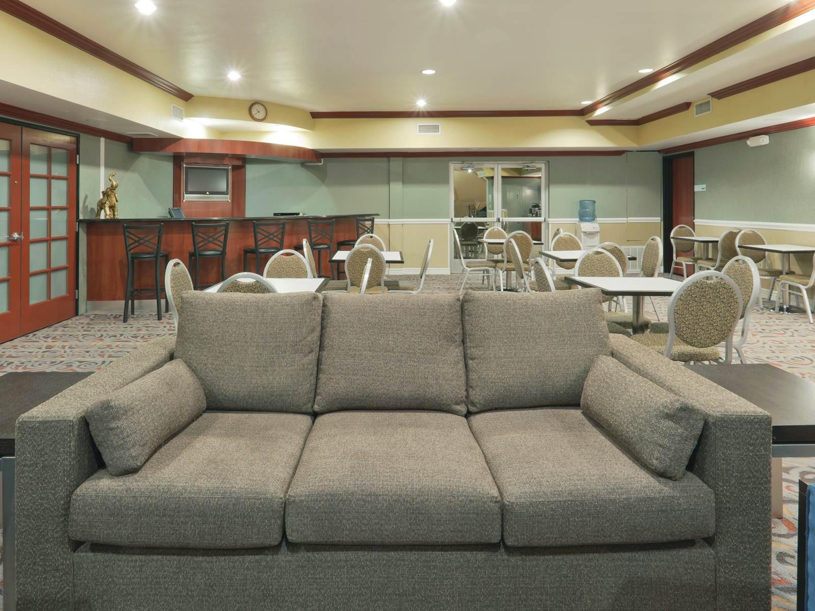 Holiday Inn Express & Suites Bakersfield Central By Ihg Eksteriør bilde