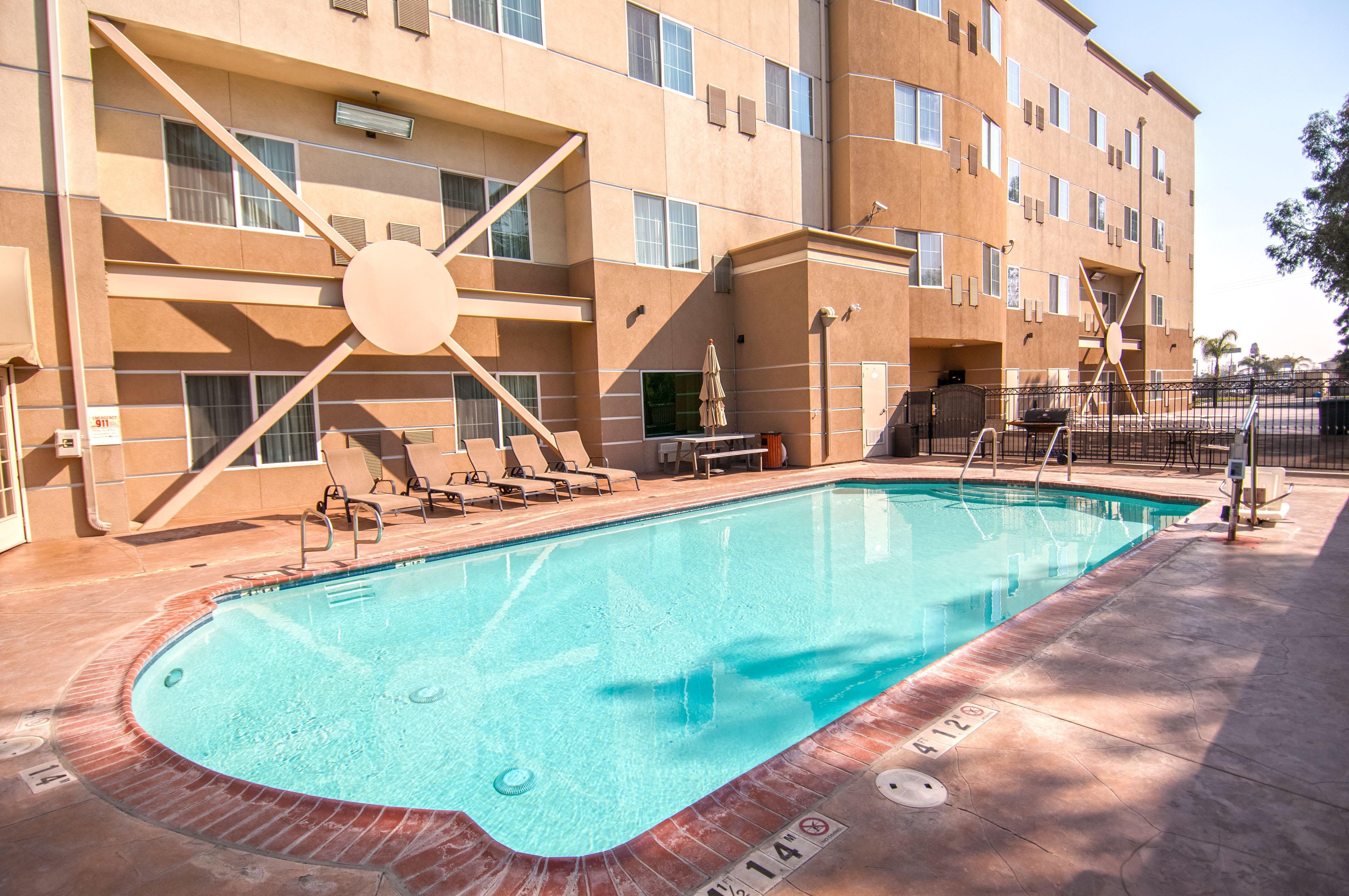 Holiday Inn Express & Suites Bakersfield Central By Ihg Eksteriør bilde