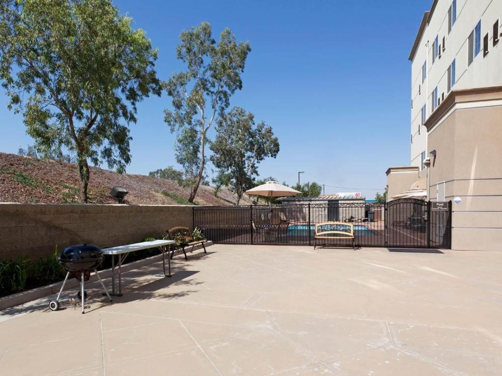 Holiday Inn Express & Suites Bakersfield Central By Ihg Eksteriør bilde