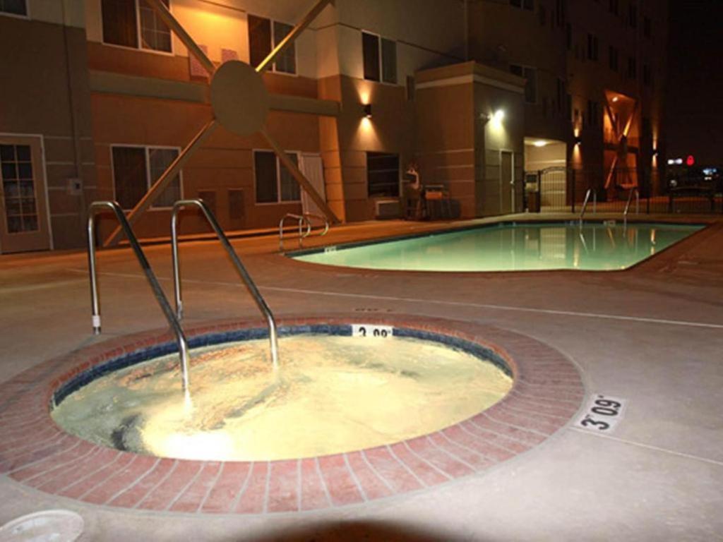 Holiday Inn Express & Suites Bakersfield Central By Ihg Eksteriør bilde
