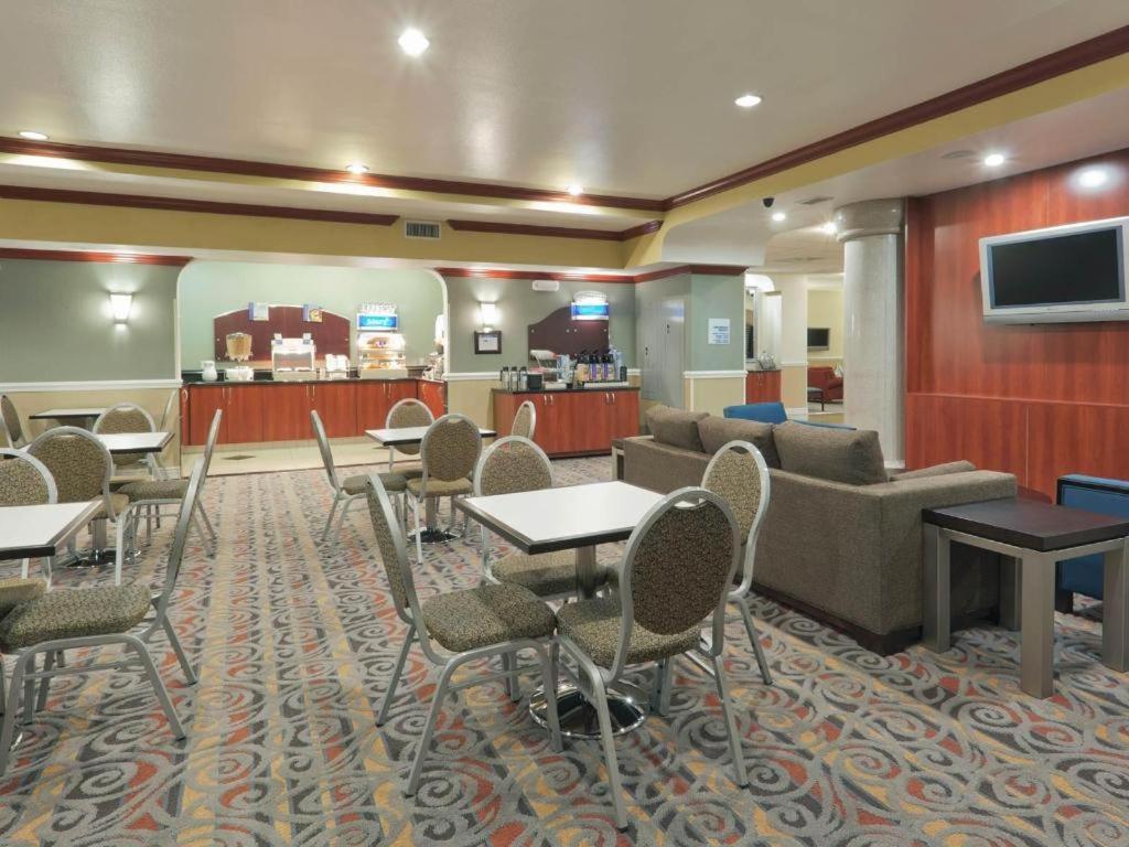 Holiday Inn Express & Suites Bakersfield Central By Ihg Eksteriør bilde