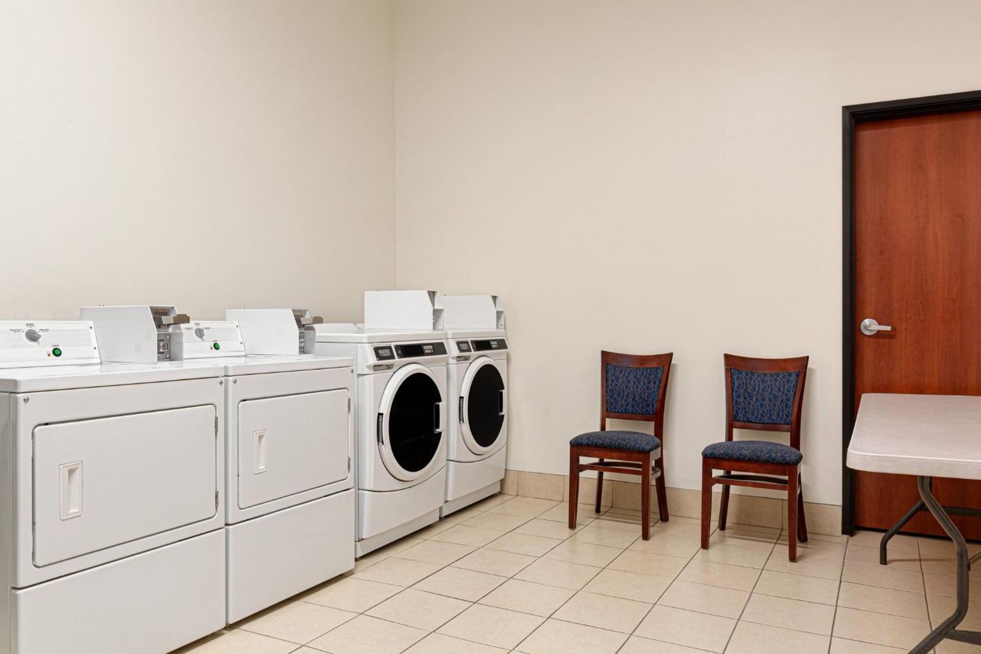 Holiday Inn Express & Suites Bakersfield Central By Ihg Eksteriør bilde