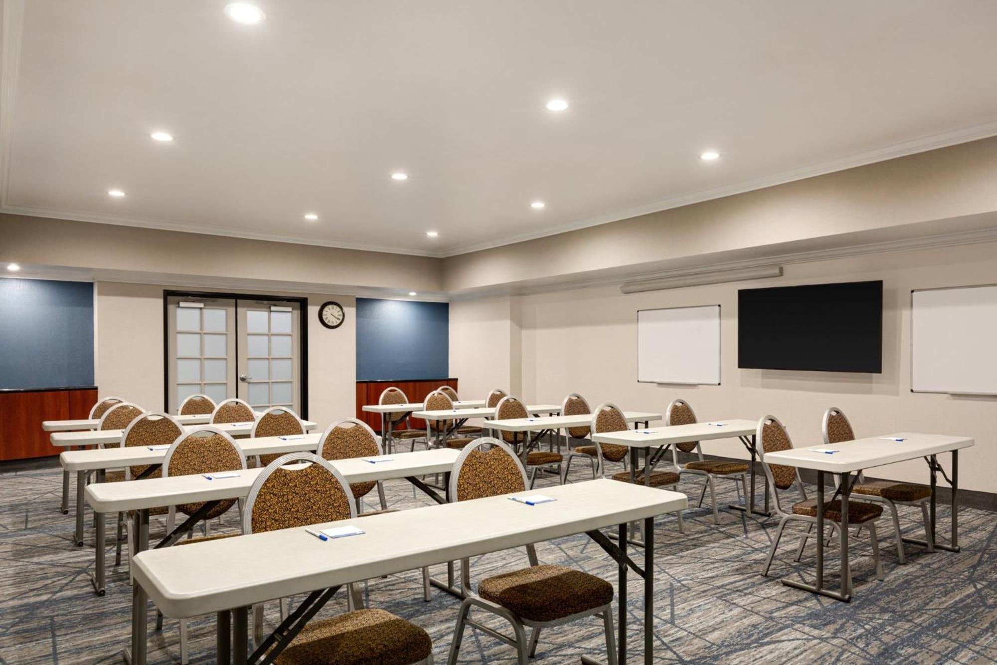 Holiday Inn Express & Suites Bakersfield Central By Ihg Eksteriør bilde