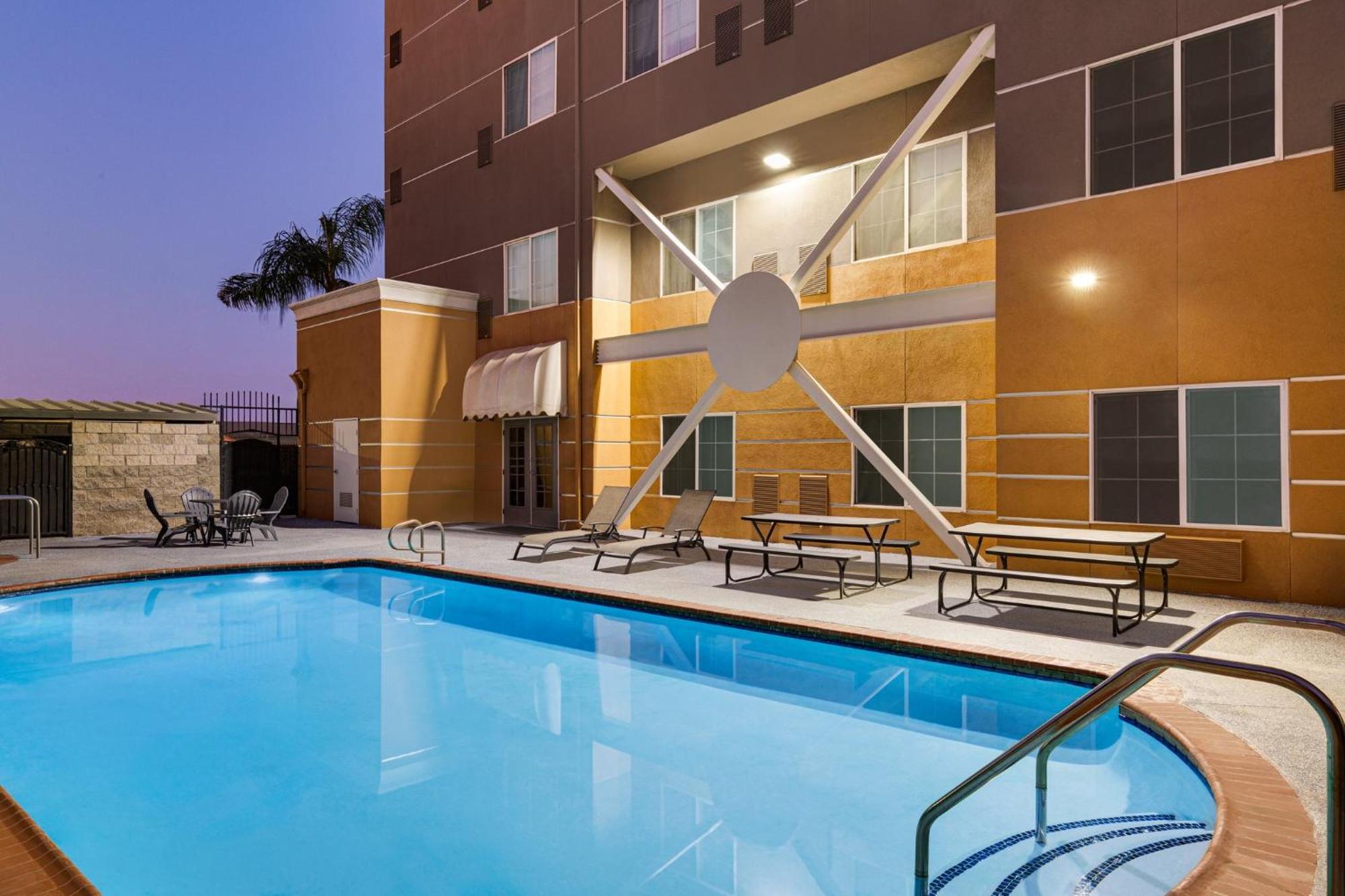 Holiday Inn Express & Suites Bakersfield Central By Ihg Eksteriør bilde