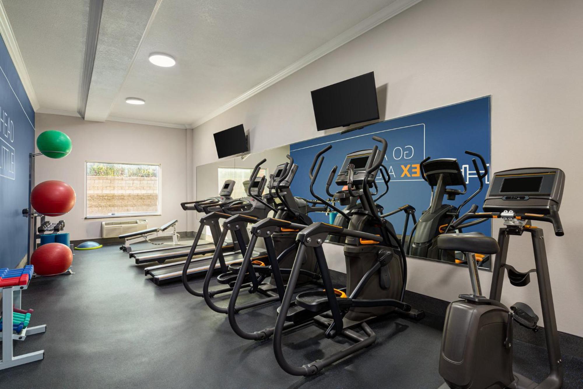 Holiday Inn Express & Suites Bakersfield Central By Ihg Eksteriør bilde