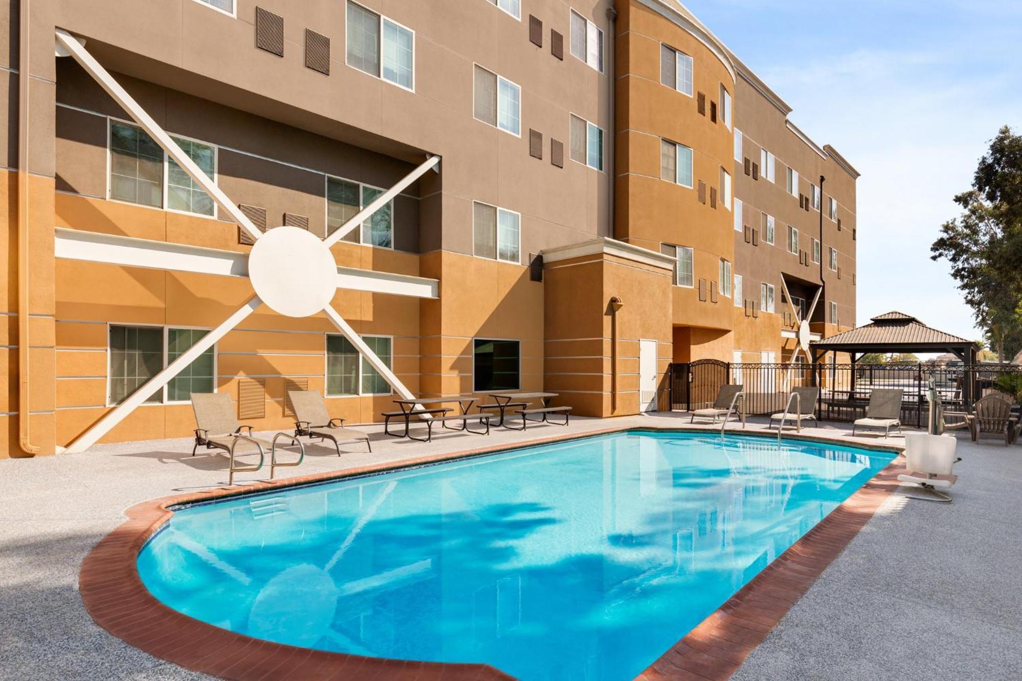 Holiday Inn Express & Suites Bakersfield Central By Ihg Eksteriør bilde