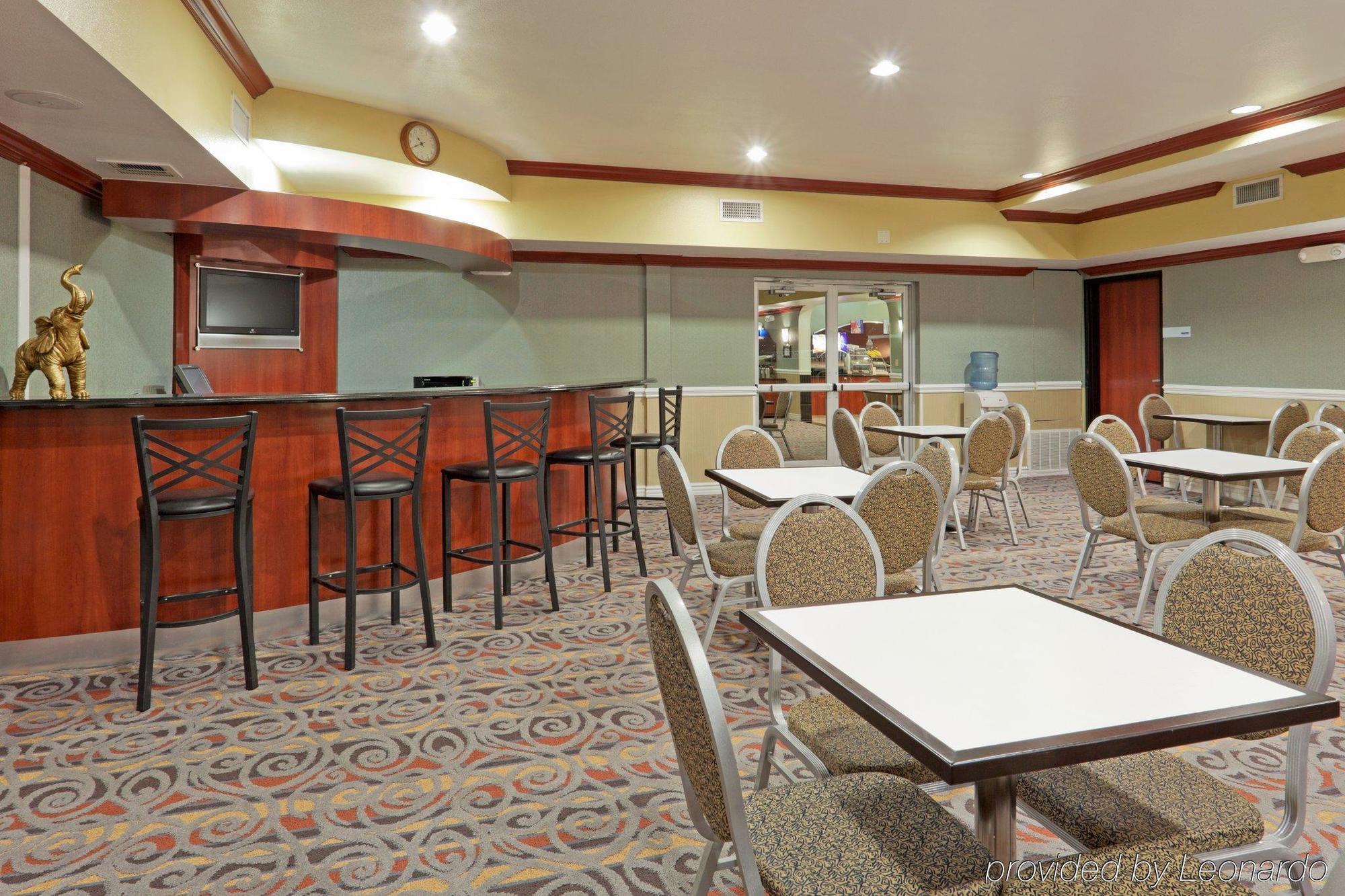 Holiday Inn Express & Suites Bakersfield Central By Ihg Restaurant bilde