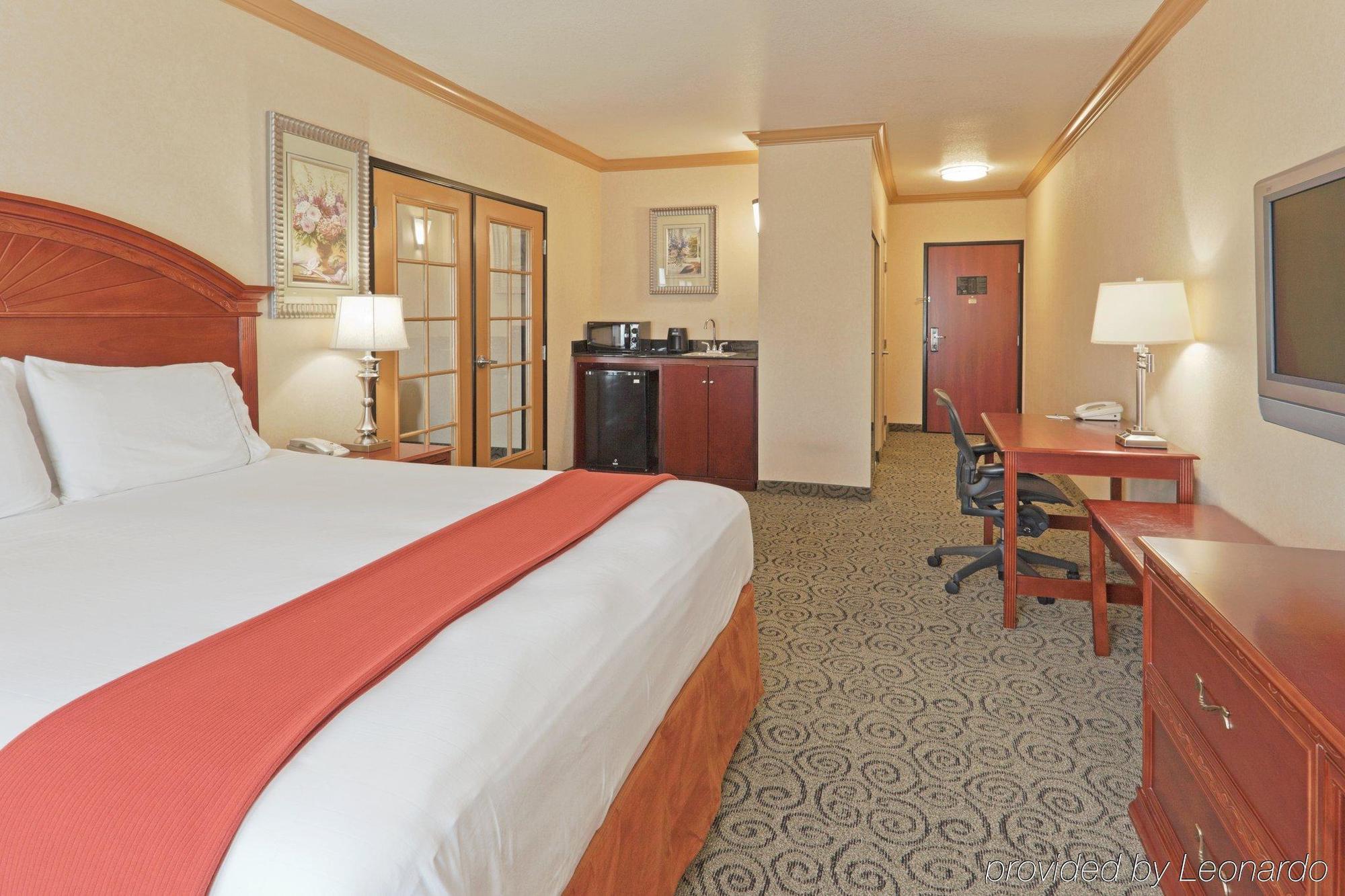 Holiday Inn Express & Suites Bakersfield Central Rom bilde